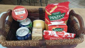 um cesto cheio de comida e snacks numa mesa em Mon gîte à Pélasque em Lantosque