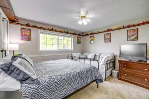 愛達荷佛斯的住宿－Dog-Friendly Idaho Falls Vacation Rental with Yard!，一间卧室配有一张床和一台平面电视