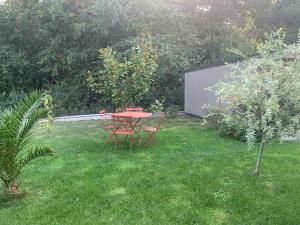 Zahrada ubytování Guest house au calme à 900 M de Longchamps