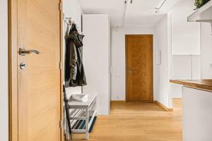 卑爾根的住宿－Dinbnb Apartments I Top-Modern Apartment in Historical Sandviken，通往带走廊的厨房的开放式门
