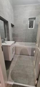 Um banheiro em Spacious large Room In Nottingham 005