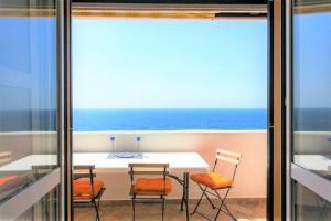 einen Tisch und Stühle mit Meerblick in der Unterkunft Light blue, sea view terrace in Dubrovnik