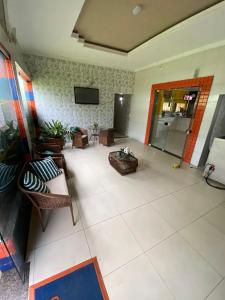 - un salon avec un canapé et une télévision dans l'établissement Chesmar Plaza Hotel, à Vera Cruz de Itaparica