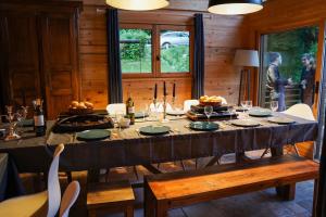 a dining room with a long table and chairs at Superbe CHALET (14 personnes) & SAUNA au pied du Mont Blanc in Les Contamines-Montjoie