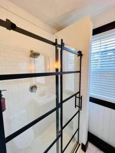 ein Bad mit einer Glastür mit einem Waschbecken in der Unterkunft Historic East End - Top of Munjoy Hill! in Portland