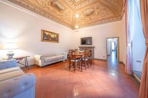 un salon avec une table et des chaises dans l'établissement Raffaello - M&M Holiday House, à Pérouse