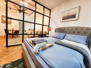 ein Schlafzimmer mit einem großen Bett und einem großen Fenster in der Unterkunft D'Hive By Tiara Imperio in Kajang