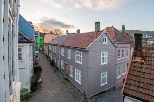 a row of houses on a street in a city at Dinbnb Apartments I Cozy 1-Bedroom Nestled in the Heart of Bergen in Bergen