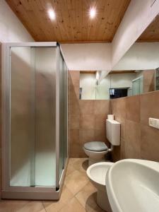 een badkamer met een douche, een toilet en een wastafel bij Appartamento vacanze mare Loano in Loano