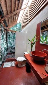 La salle de bains est pourvue d'un lavabo et de toilettes sur un comptoir. dans l'établissement Se Ua, à Manzanillo