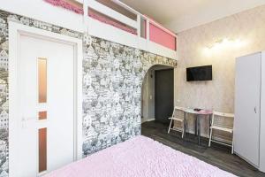 Zimmer mit Ziegelwand und Tisch in der Unterkunft Sleep&Go in Lwiw