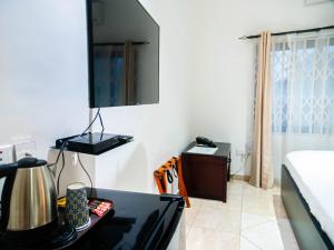 Televízia a/alebo spoločenská miestnosť v ubytovaní KoKo Palm Inn