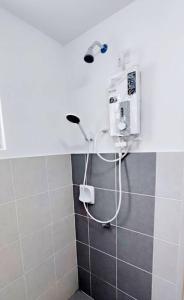 um chuveiro na casa de banho com secador de cabelo em Luxury Suite Alanis Residence Sepang KLIA1 KLIA2 Putrajaya Cyberjaya em Sepang