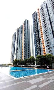 una piscina di fronte ad alcuni edifici alti di Luxury Suite Alanis Residence Sepang KLIA1 KLIA2 Putrajaya Cyberjaya a Sepang