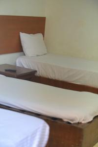 Łóżko lub łóżka w pokoju w obiekcie Claridge Cairo Downtown