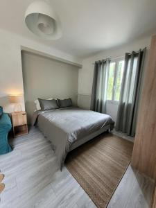 Un dormitorio con una cama grande y una ventana en Studio lit double., en Gréoux-les-Bains