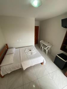 - une chambre avec un lit et une table dans l'établissement Chesmar Plaza Hotel, à Vera Cruz de Itaparica