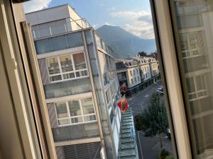 una ventana de un edificio con vistas en Happy central apartment, en Interlaken