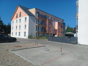 een parkeerplaats voor een groot gebouw bij AJP Apartament Szczecin Dąbie in Szczecin