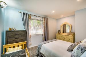 1 dormitorio con 1 cama, vestidor y ventana en Charming Poulsbo Retreat Hood Canal Views!, en Poulsbo