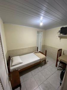Pousada nascente do sol في ماكاي: غرفة نوم صغيرة مع سرير في غرفة