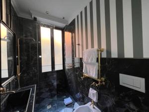Kylpyhuone majoituspaikassa Demidoff Hotel Milano