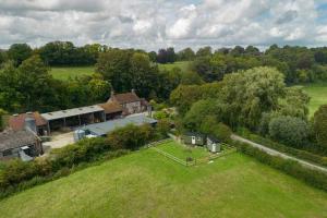 una vista aerea di una casa in un campo di Shepherds Huts Tansy & Ethel in rural Sussex ad Arundel