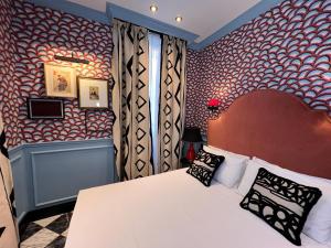 a bedroom with a bed and a red wall at Demidoff Hotel Milano in Milan