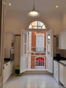 eine Küche mit weißen Schränken und einem großen Fenster in der Unterkunft Old town Santa Cruz in Santa Cruz de Tenerife