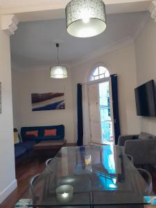 ein Wohnzimmer mit einem Glastisch und einer Couch in der Unterkunft Old town Santa Cruz in Santa Cruz de Tenerife + 6 Fotos