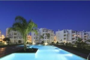 Πισίνα στο ή κοντά στο Stylish 2-Bed Apartment overlooking the fairways