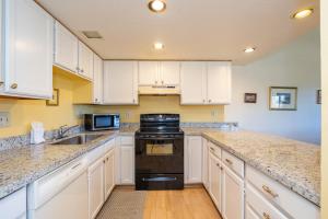 弗拉格斯塔夫Bear Paw Condo的配有白色橱柜和黑色家电的厨房
