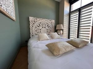 Postel nebo postele na pokoji v ubytování Le Manoir du Monde