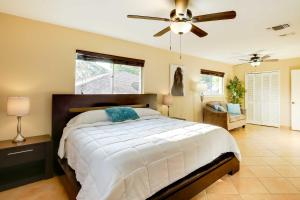 Ένα ή περισσότερα κρεβάτια σε δωμάτιο στο San Antonio Home Near Nature, Parks and Trails
