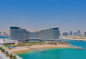 duży hotel z plażą i budynkiem w obiekcie Waldorf Astoria Lusail, Doha w mieście Doha