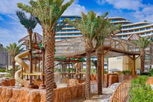 Garður fyrir utan Waldorf Astoria Doha Lusail
