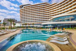 Bazén v ubytování Waldorf Astoria Doha Lusail nebo v jeho okolí