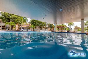 una piscina en un complejo con agua azul en diRoma Internacional Resort, en Caldas Novas