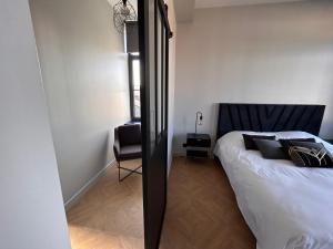 Postel nebo postele na pokoji v ubytování Le Manoir du Monde