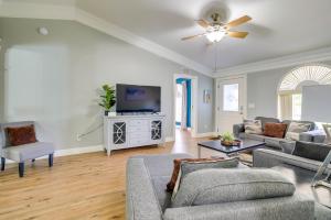 ein Wohnzimmer mit einem Sofa und einem TV in der Unterkunft Pet-Friendly Ocala Escape with Private Pool and Yard! in Marion Oaks