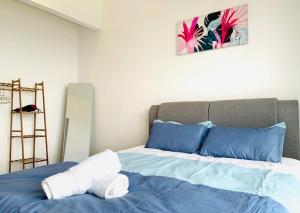 1 dormitorio con 1 cama con sábanas azules y una pintura en Sunway Velocity M Vertica 4R2B 10px KLCC Pavilion IKEA MRT, en Kuala Lumpur