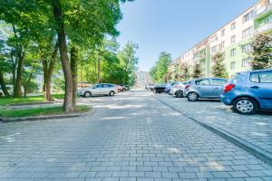 una calle con coches estacionados a los lados de la carretera en Apartament Pogodny, en Kędzierzyn-Koźle