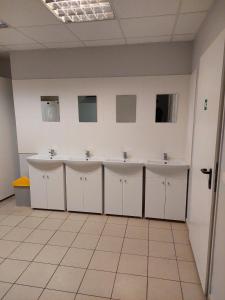 a bathroom with three sinks in a room at Pigus apgyvendinimas Palangoje in Palanga