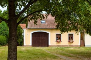 ein Haus mit einer braunen Tür und zwei Fenstern in der Unterkunft Chalupa Mahouš 19 