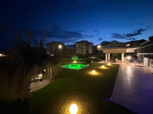 einen Hinterhof in der Nacht mit Pool und Gebäuden in der Unterkunft Mood Hotel in Città Sant'Angelo