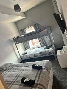 1 dormitorio con 2 literas y espejo en Adina Hotel, en Blackpool