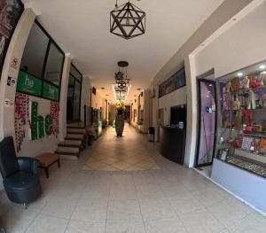 une personne marchant dans un couloir dans un magasin dans l'établissement He Centro - Desayuno incluido, à Tuxtla Gutiérrez
