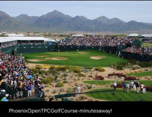 - une vue aérienne sur un parcours de golf avec une foule de personnes dans l'établissement The Casita in the heart of Paradise Valley Arizona, à Scottsdale
