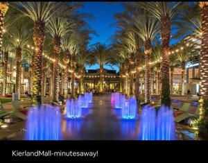 une fontaine dans un bâtiment avec des palmiers et des lumières dans l'établissement The Casita in the heart of Paradise Valley Arizona, à Scottsdale