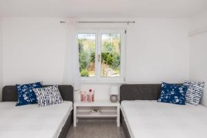 uma sala de estar com dois sofás e uma janela em Apartment Lavanda em Kruševo